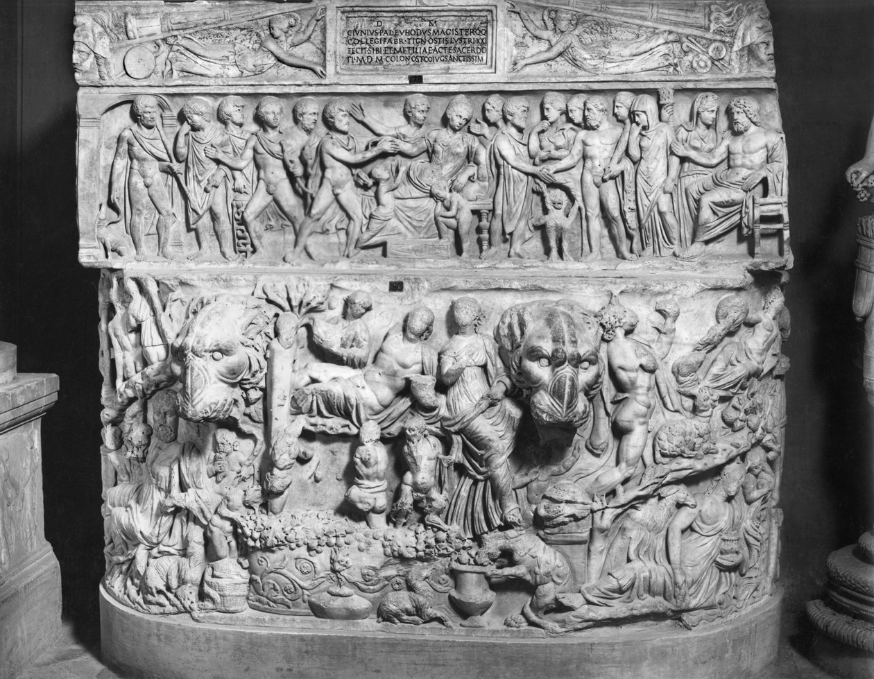 Sarkofag som viser døden til Alcestis (marmor) (s/hvitt foto) av Roman Roman
