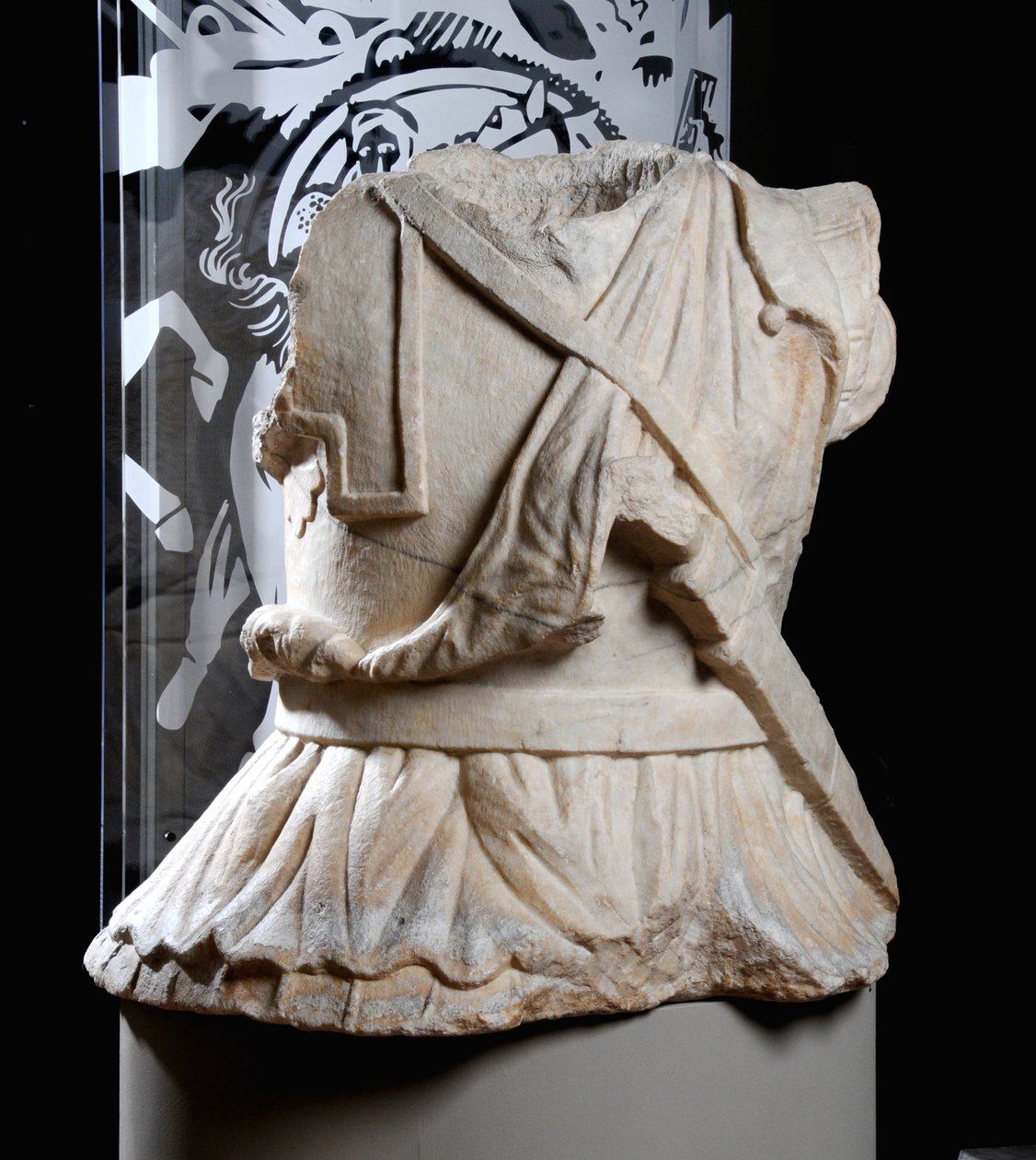 Skulptert torso av en kavalerist (marmor) (se også 371176) av Roman Roman