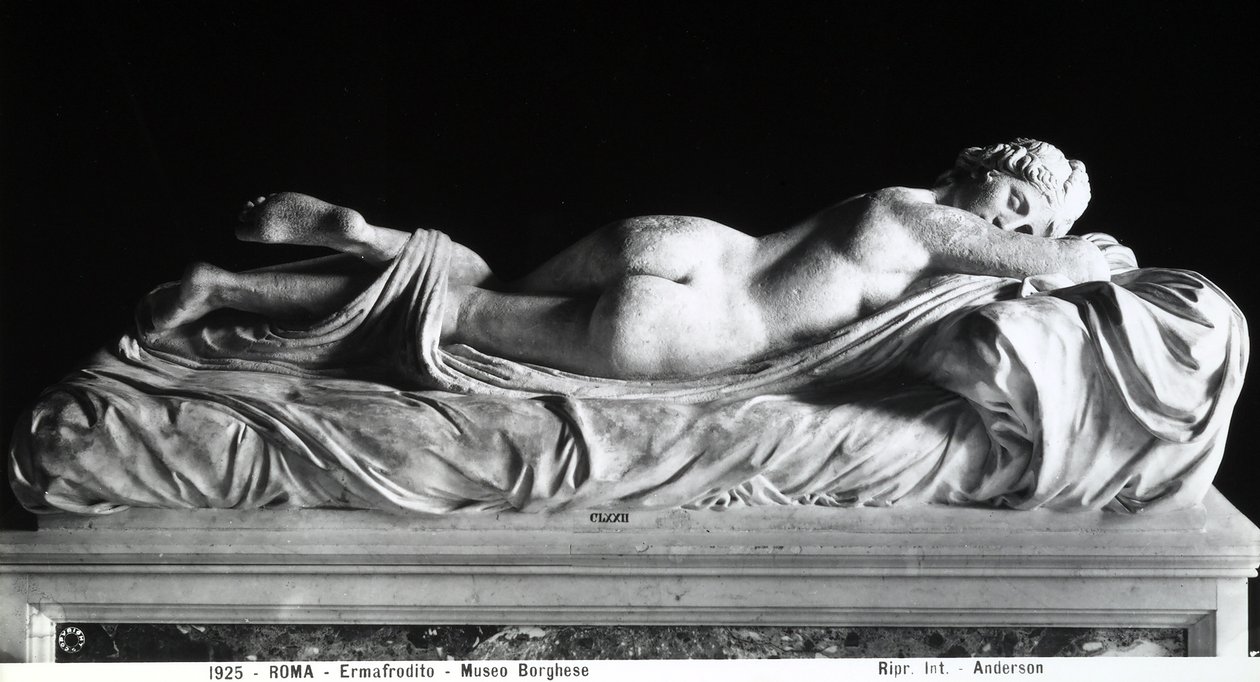 Sovende hermafroditt (marmor) (s/hvitt bilde) av Roman Roman