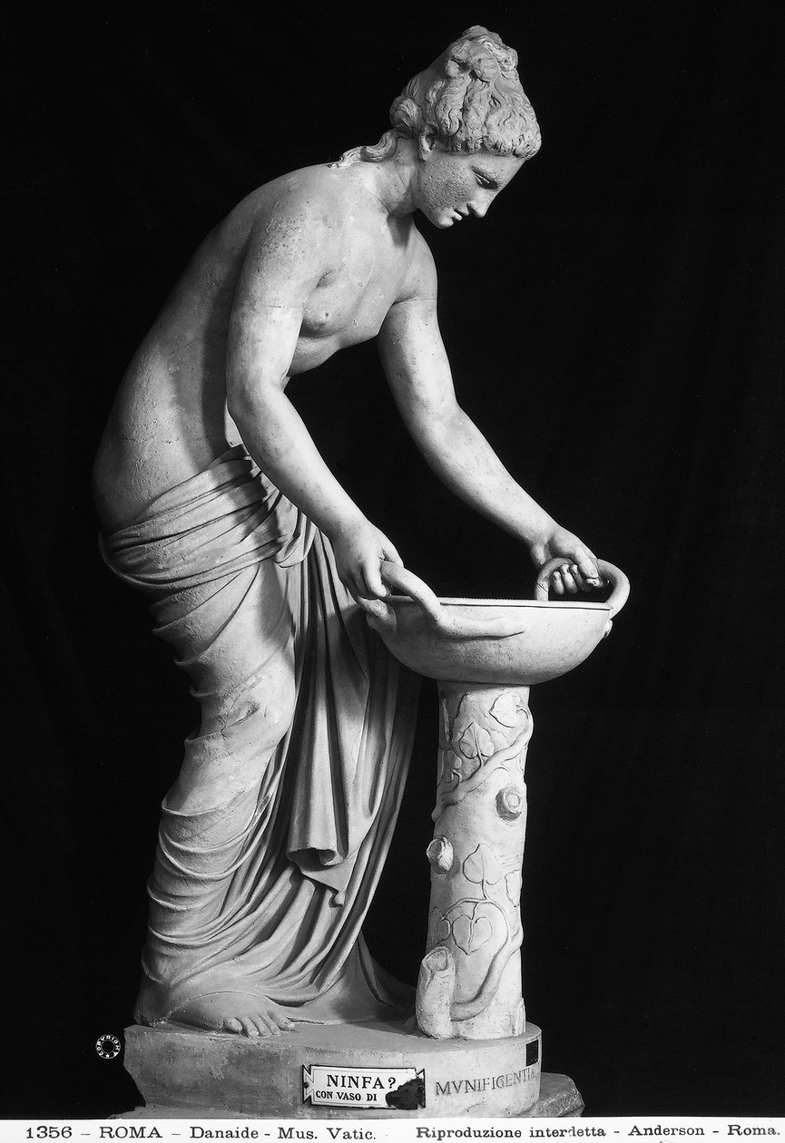 Statue som viser en Danaide (marmor) av Roman Roman