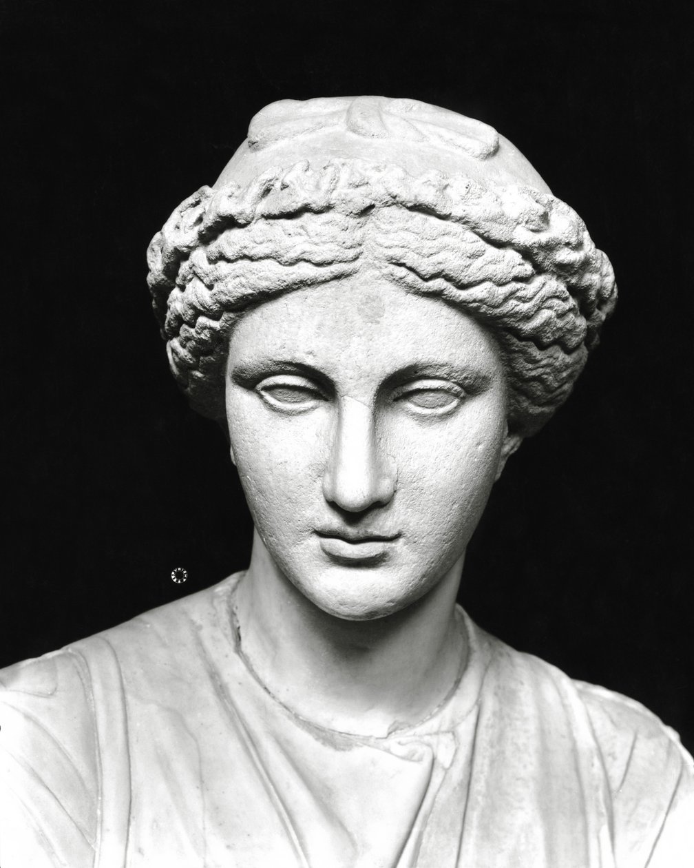Statue av Clio som holder en rulle, detalj av hodet (stein) (s/hv-bilde) (se også 161938) av Roman Roman
