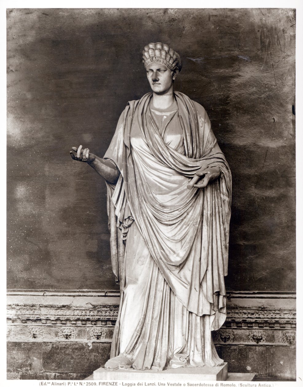 Statue av en vestalsk jomfru eller prestinne av Romulus (marmor) (s/hvitt-bilde) av Roman Roman