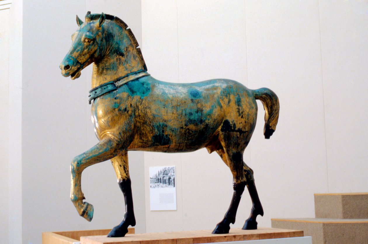 Statue av en av de fire triumferende quadriga-hestene i San Marco (bronse) av Roman Roman