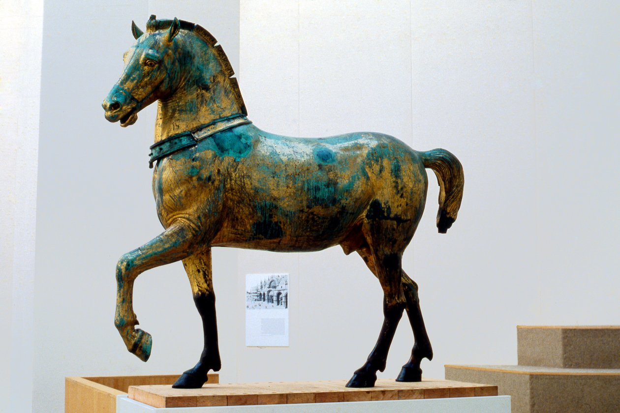 Statue av en av de fire triumferende quadriga-hestene i San Marco (bronse) av Roman Roman