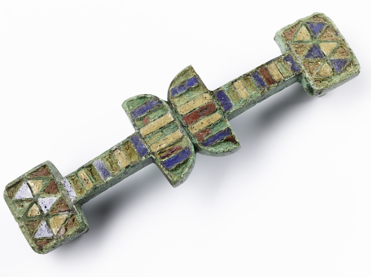 Stroppforbindelse med øvre overflate satt med rød, blå og gul emalje, fra den romerske legionarfestningen ved Inchtuthil, Caputh, Perthshire (bronse og emalje) av Roman Roman