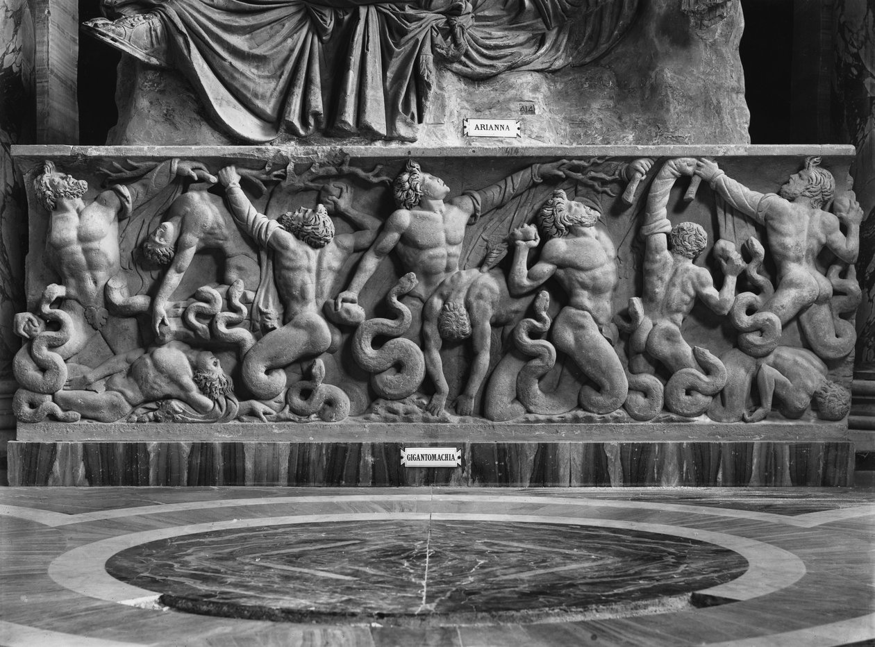 The Giants, detalj av et relieff som viser Ariane og en gigantomachy (marmor) (s/hv-bilde) av Roman Roman
