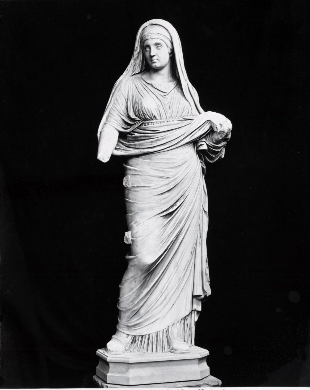 Vestal Virgin (marmor) (s/hvitt bilde) av Roman Roman