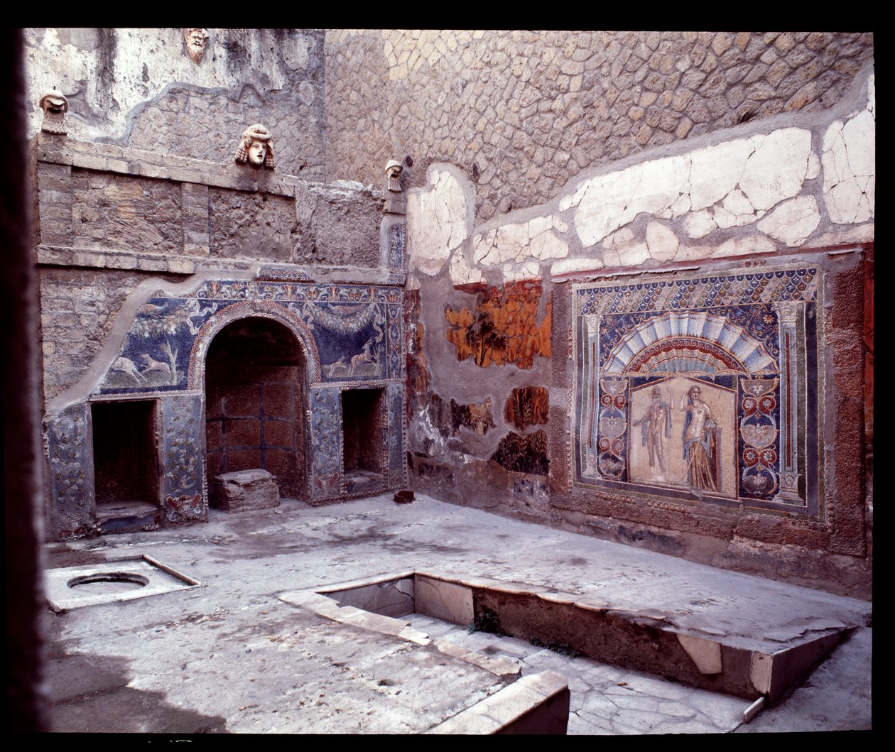 Utsikt over trikliniumet til casa di Nettuno e Anfitrite, 5. århundre f.Kr.-1. århundre e.Kr. av Roman Roman