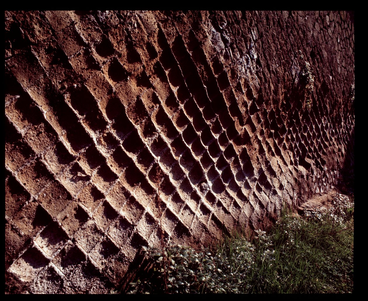 Utsikt over veggene bygget med opus reticulatum konstruksjonsteknikk, 5. århundre f.Kr.-1. århundre e.Kr av Roman Roman