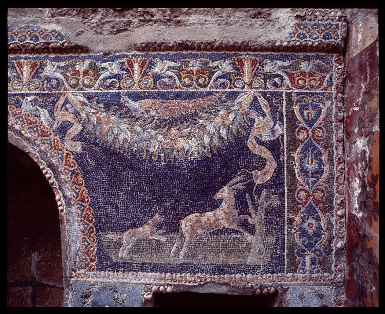 Veggmosaikk av nymfeumet til huset til Nettuno e Amphitrite, stedet for Herculaneum, 5. århundre f.Kr.-1. århundre e.Kr. av Roman Roman