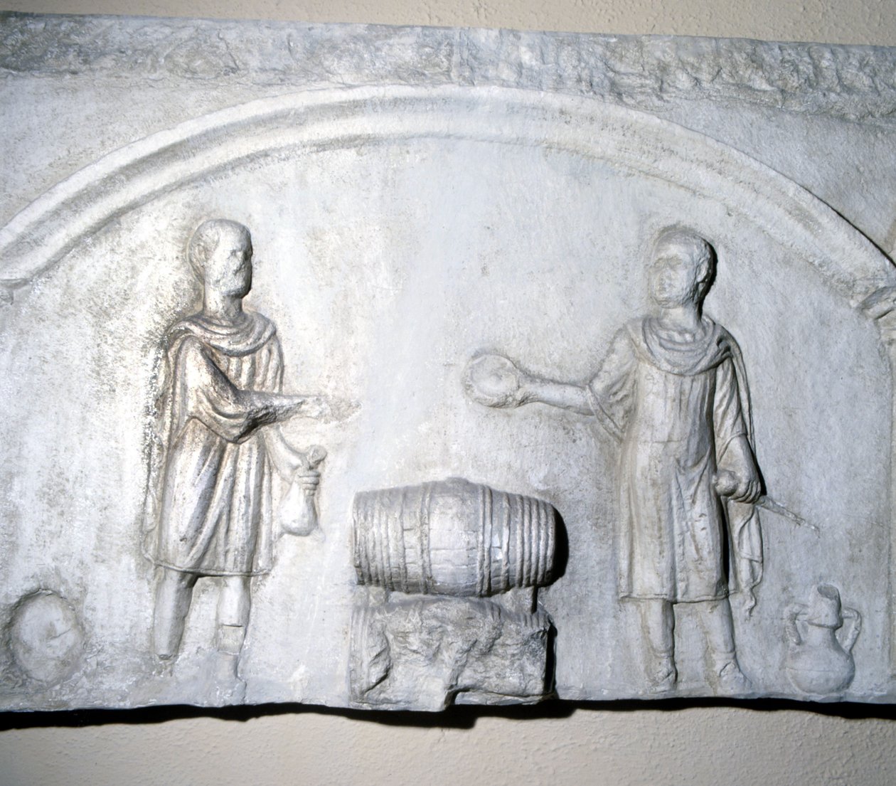 Vinhandlerskilt i romertiden. Ostia-museet (Ostia) av Roman Roman