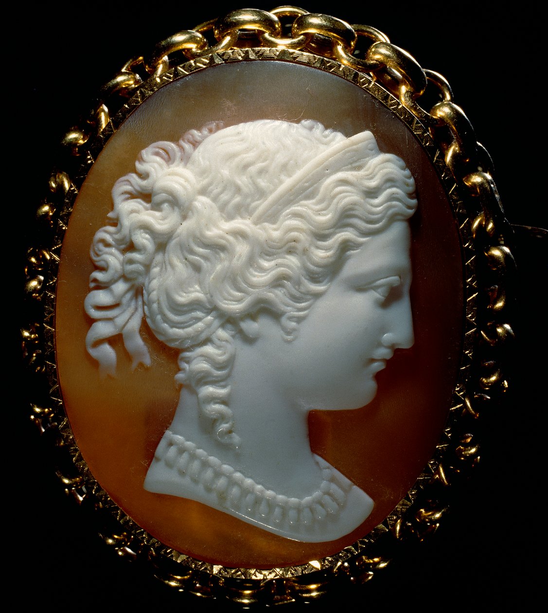Portrett av en kvinnelig profil; cameo på sardoni, satt i gull av Roman School