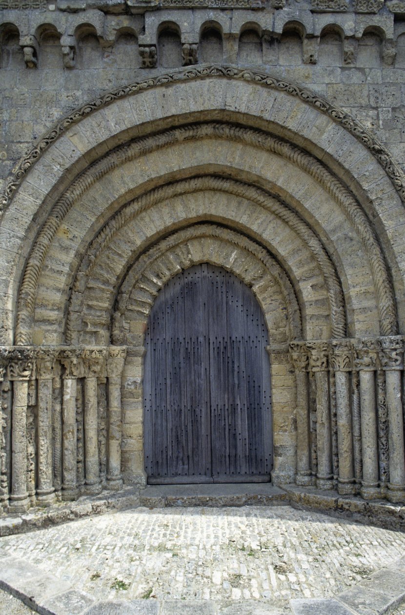 Kirke fra 1100-tallet med en pen Poitevine-fasade (romansk stil). Chaize-Giraud i Vendée (85). av Romanesque