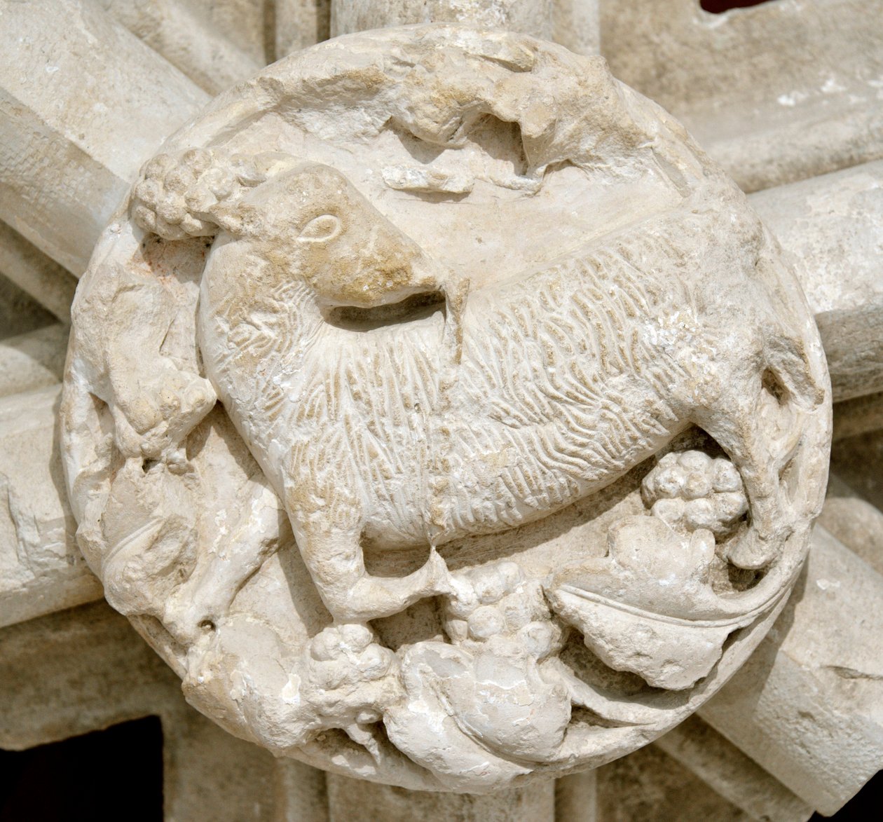 Et lam, detalj av hvelvet til Saint Laurent-kapellet (Saint-Laurent), forsvant i flere år og opprinnelig plassert over cistercienserklosteret Fontenay (Abbey of Fontenay, Burgund, Frankrike: detalj av en sluttstein som representerer et lam) av Romanesque