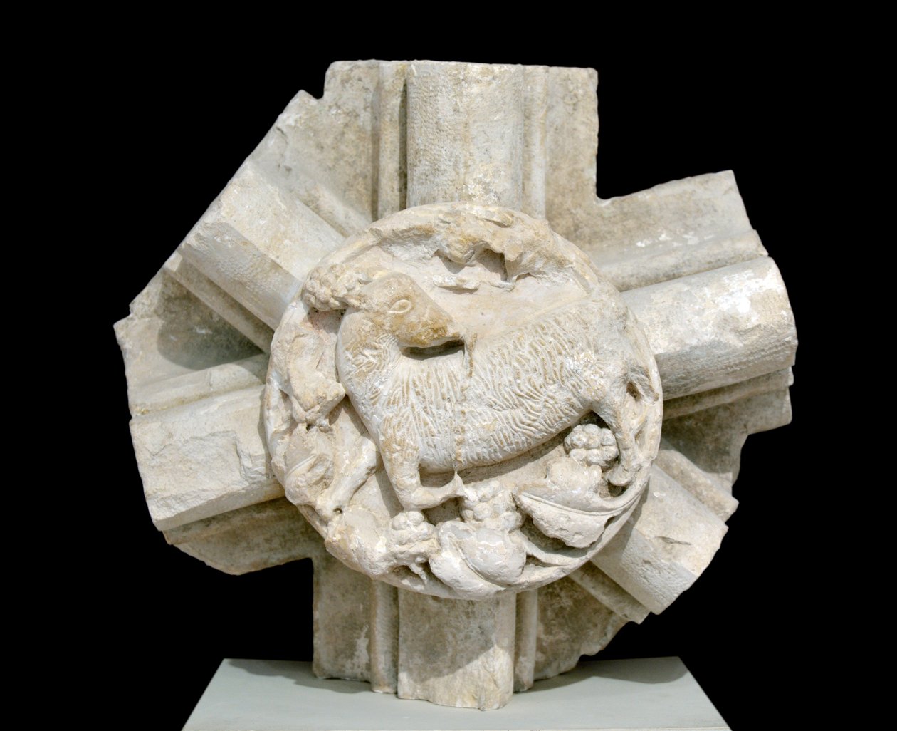 Et lam, hvelvet av Saint Laurent-kapellet (St. Lawrence), forsvant i flere år og opprinnelig plassert over cistercienserklosteret Fontenay (klosteret Fontenay, Burgund, Frankrike: sluttstein som representerer et lam) av Romanesque