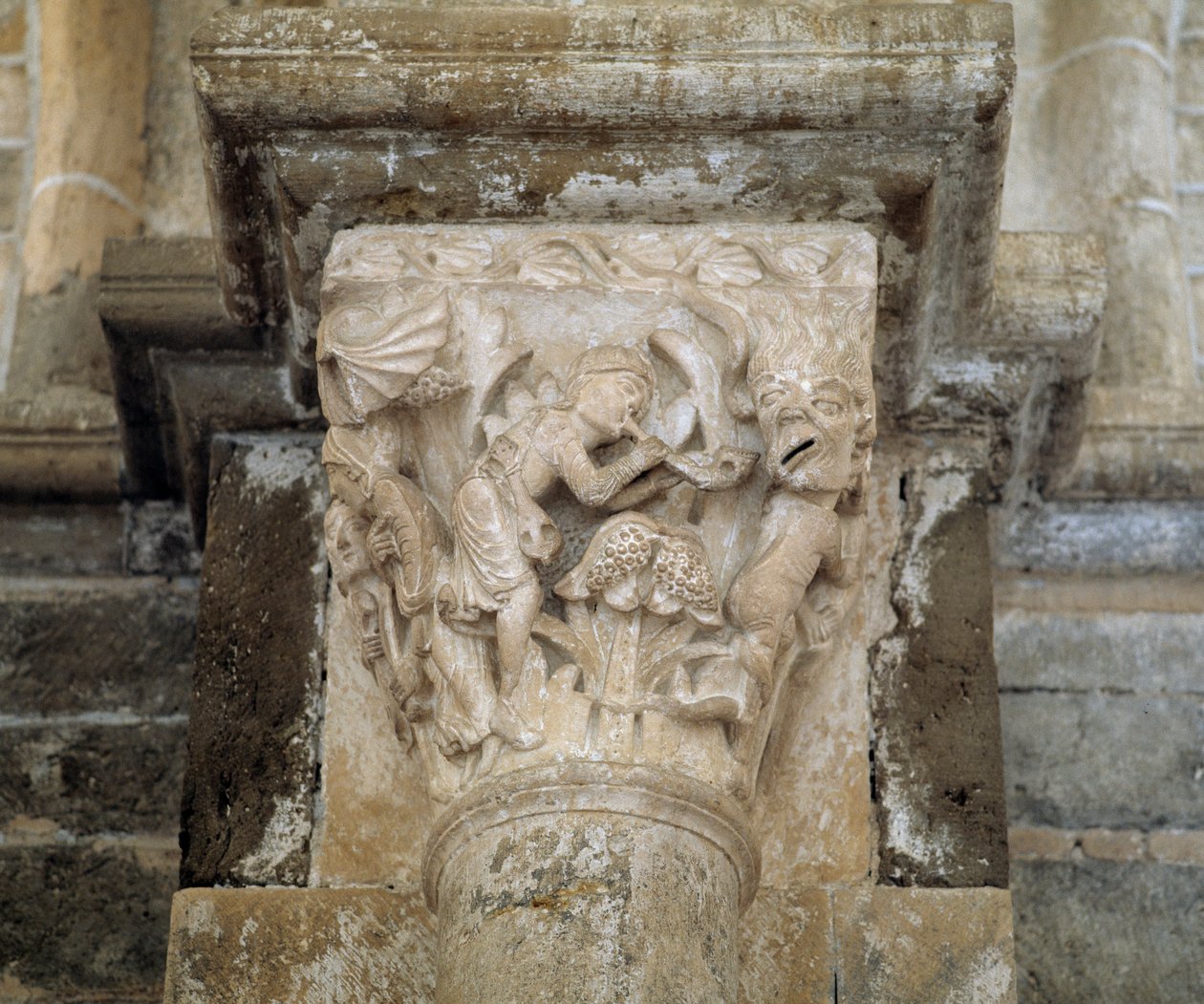 En musiker og en demon som symboliserer lechery (utskåret hovedstad) av Romanesque