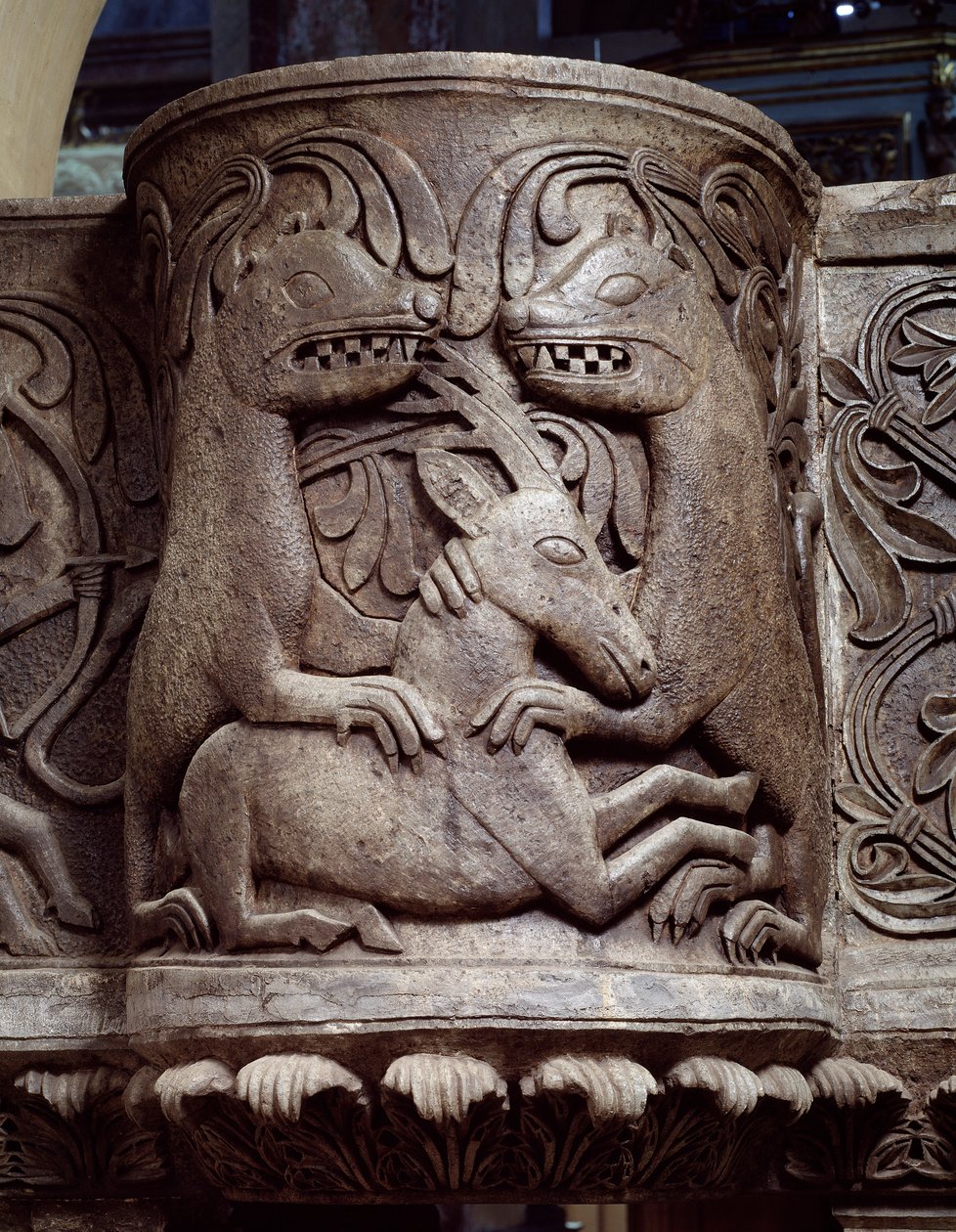 Dyr som slåss, detalj av prekestolens ambo, lettelse av Romanesque