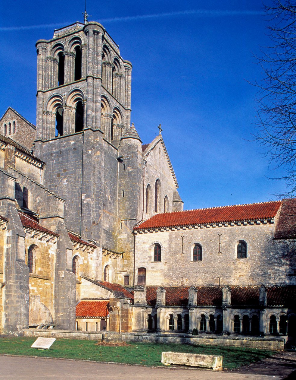 Basilica of Vezelay (Yonne, Burgund), utsikt fra utsiden av Romanesque