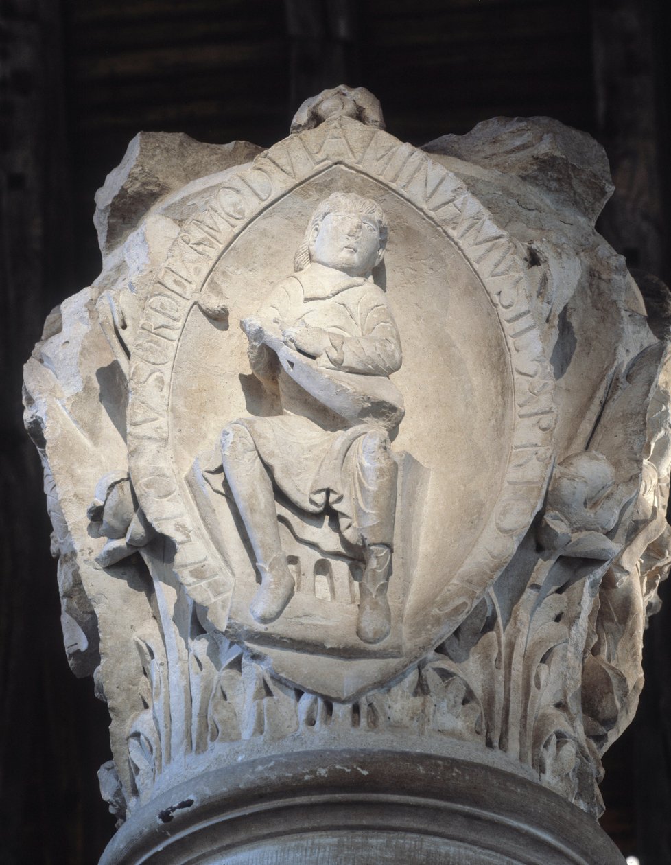 Hovedstaden i koret som representerer den første tonen i gregoriansk sang (skulptur av Romanesque