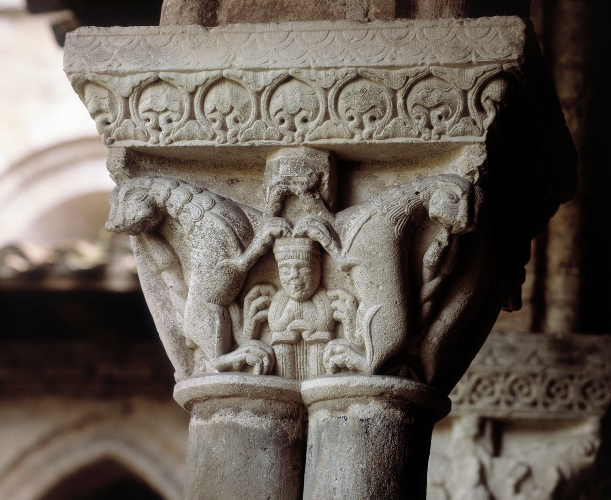 Kapital som representerer Daniel i løvehulen (skulptur av Romanesque