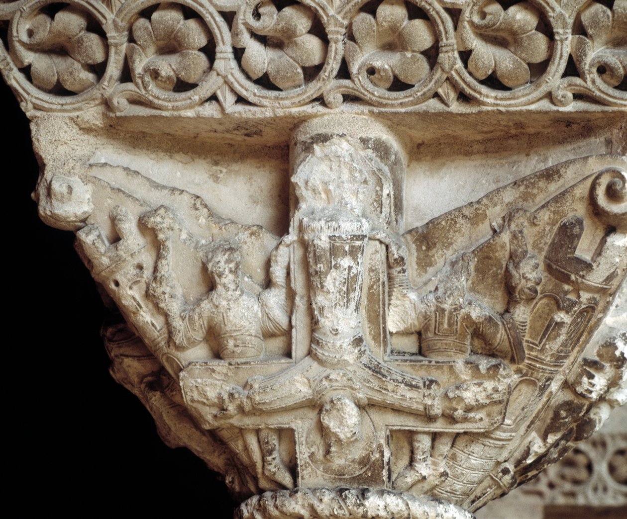 Kapital som representerer St Peter på korset hans (skulptur av Romanesque
