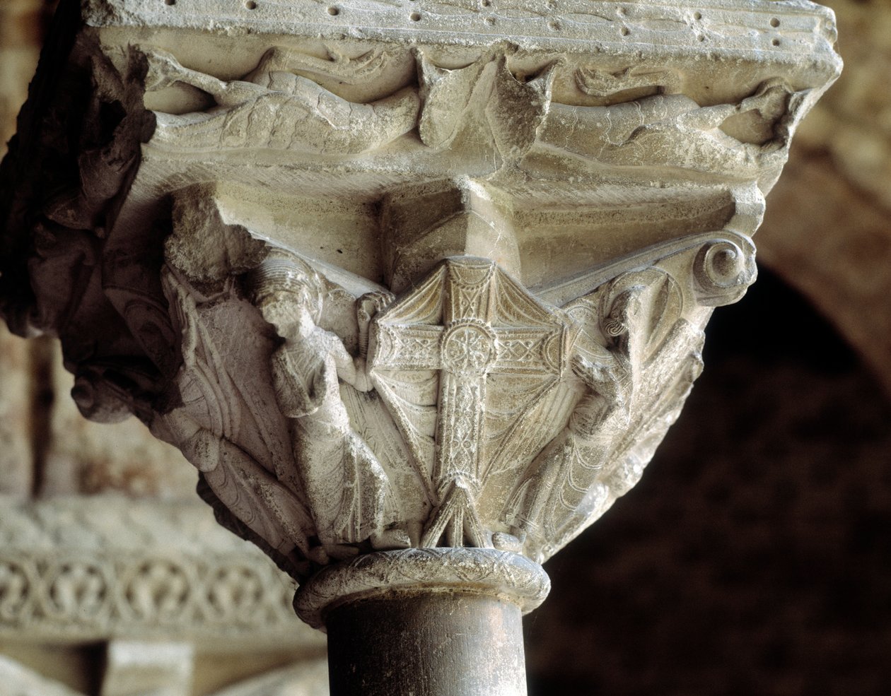 Kapital som representerer det strålende korset (skulptur av Romanesque