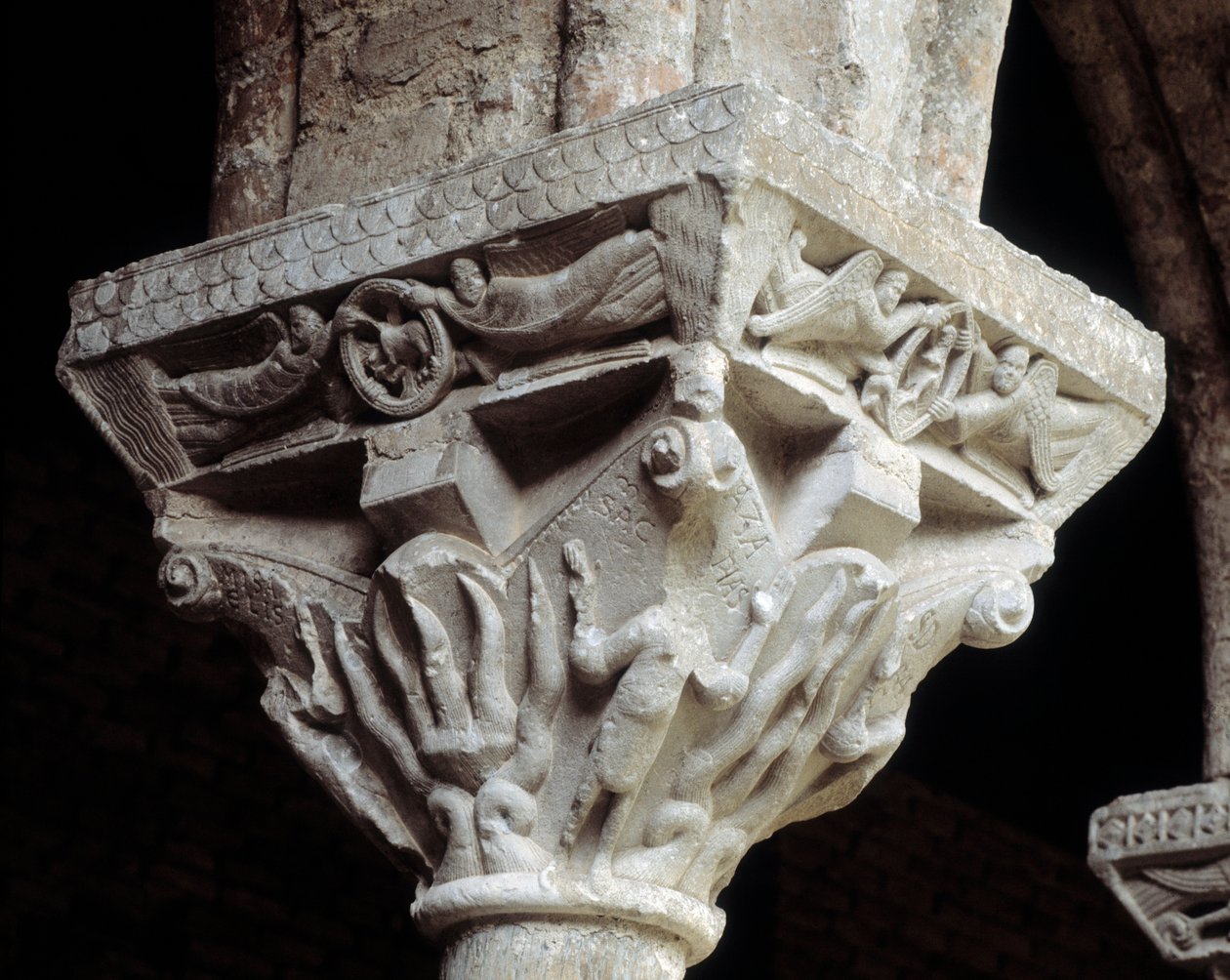 Kapital som representerer de tre jødene i den brennende ovnen (skulptur av Romanesque
