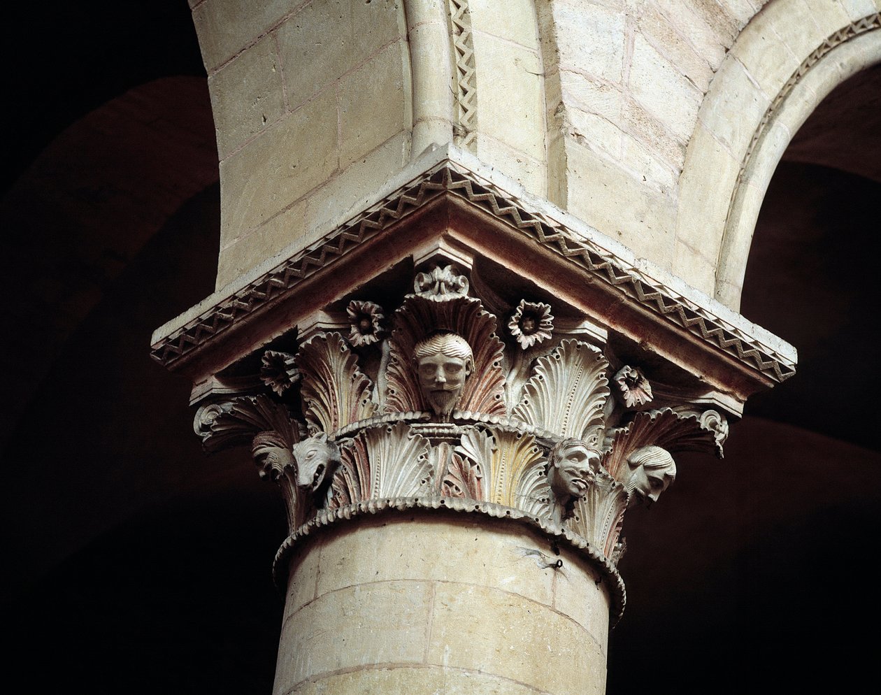 Utskåret hovedstad av Romanesque