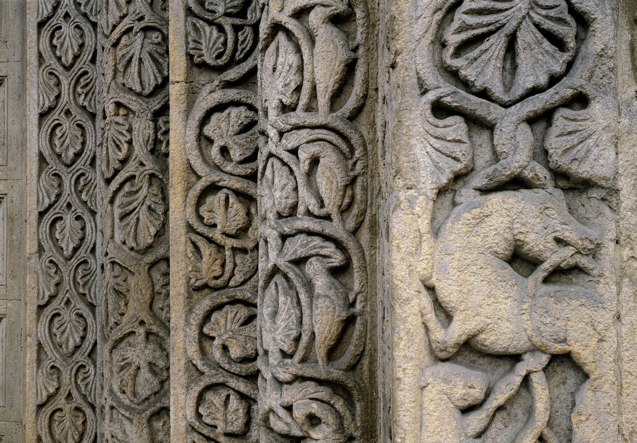 Dekorative detaljer av fasaden til basilikaen, tidlig på 1100-tallet (relieff) av Romanesque