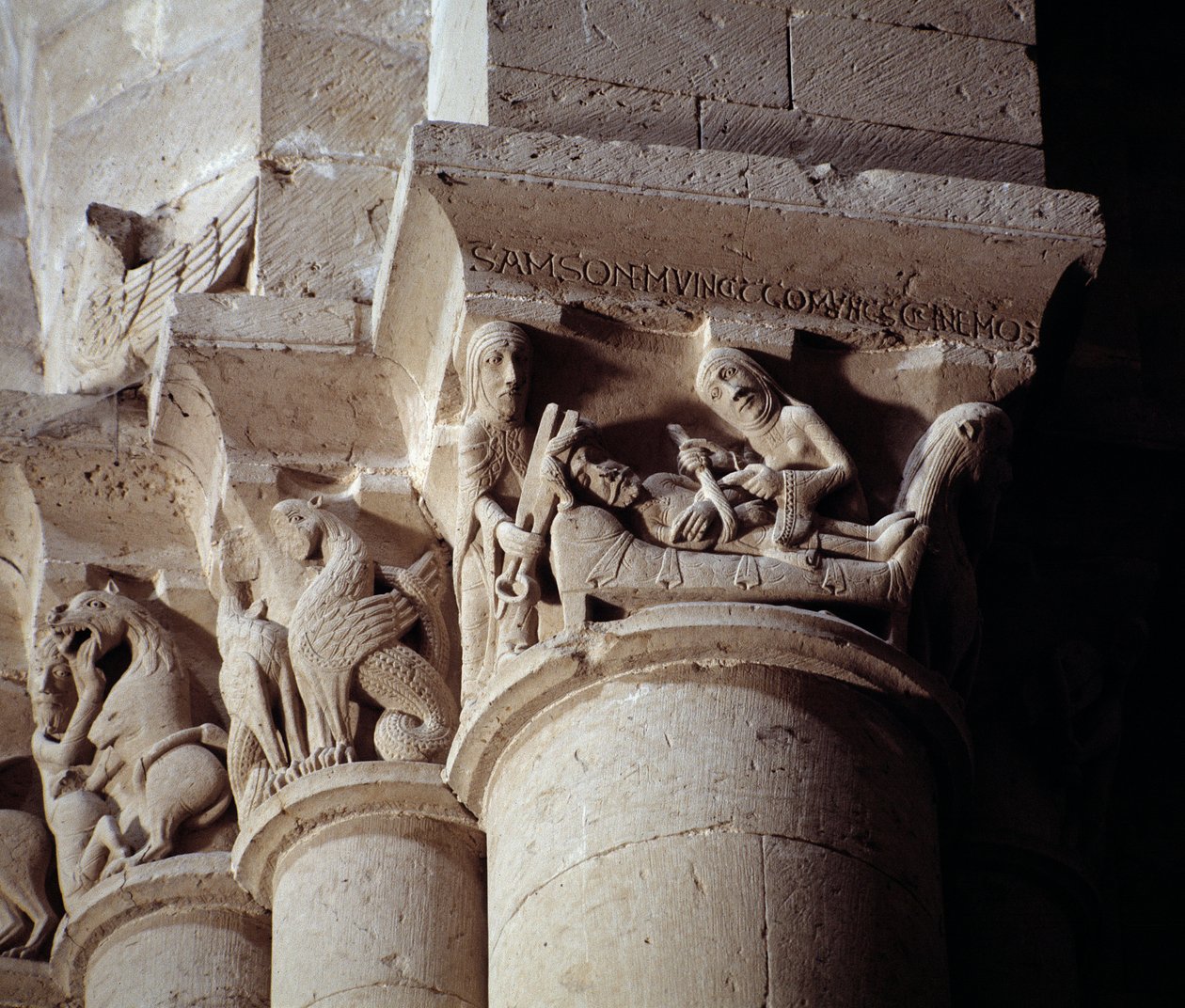 Delila klipper Samsons hår (utskåret hovedstad i tverrskipet) av Romanesque