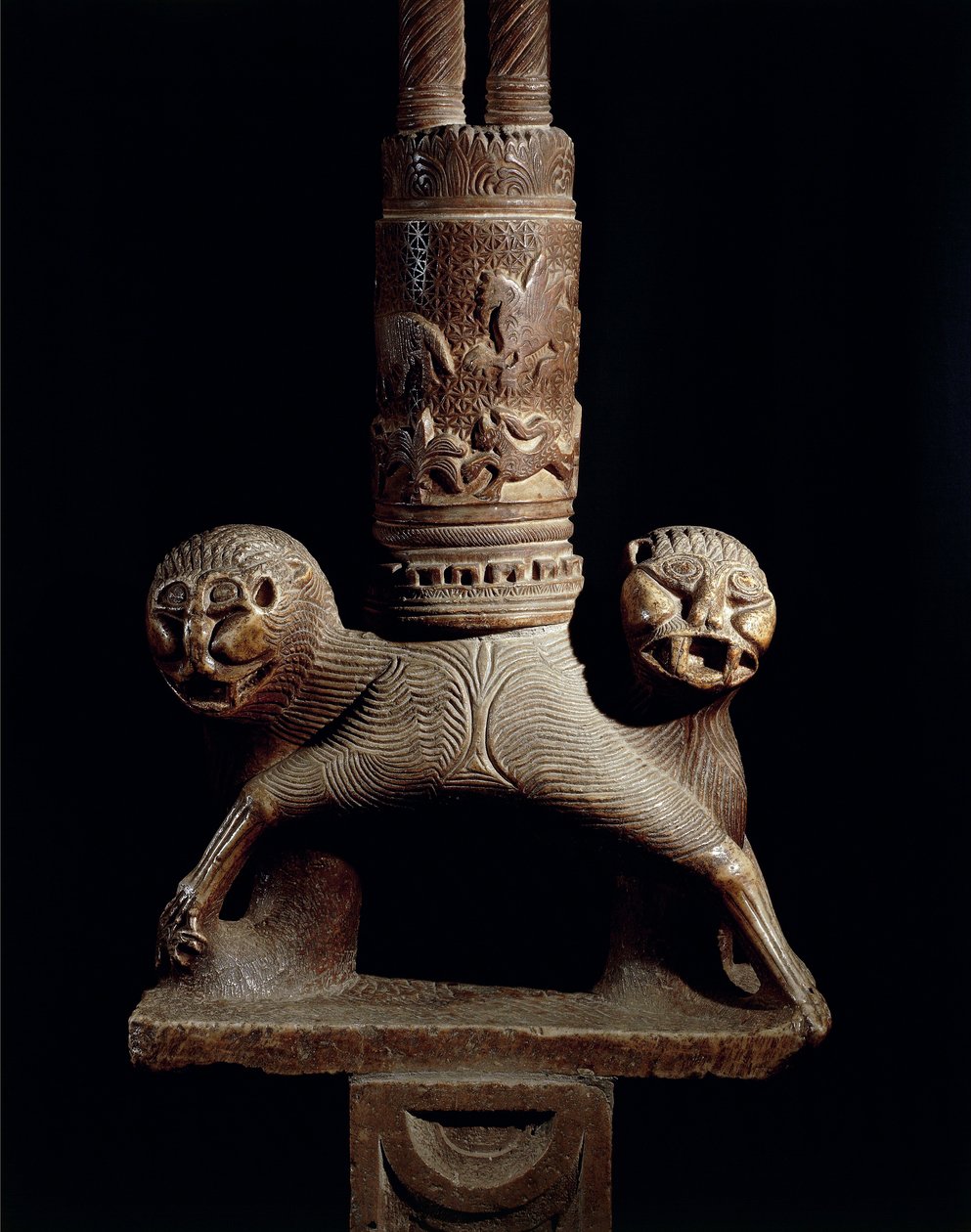 Detalj av påskelysestake med løver av Romanesque