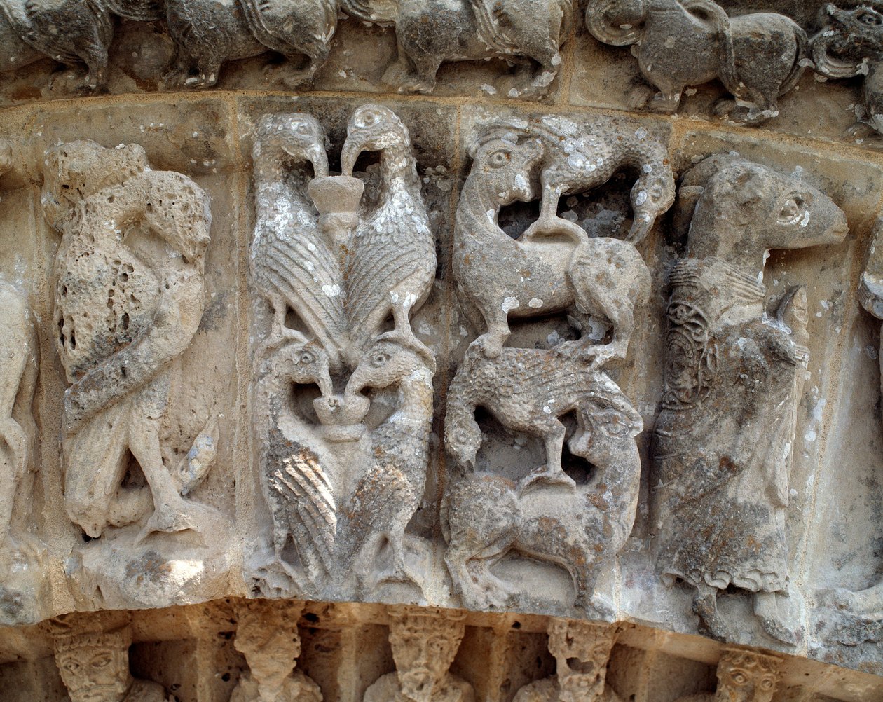 Detalj av skulpturer av sørportalen av Romanesque