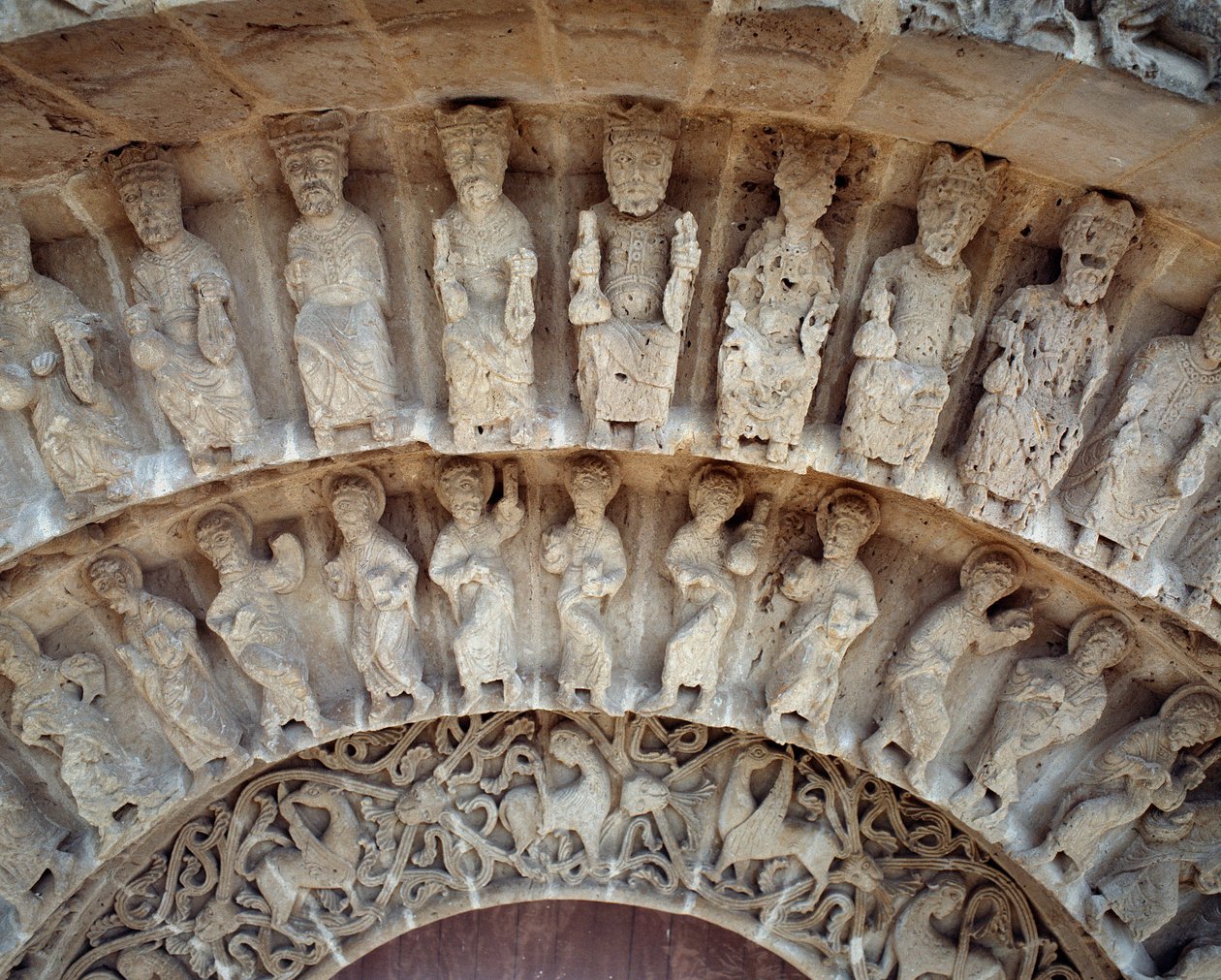 Detalj av skulpturer av sørportalen av Romanesque