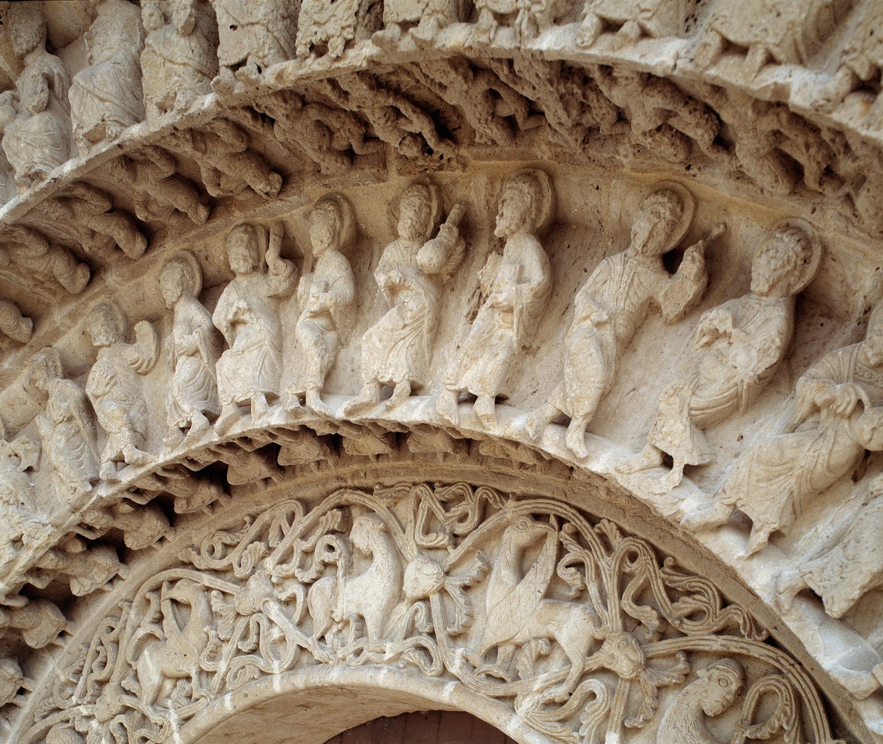 Detalj av skulpturer av sørportalen av Romanesque