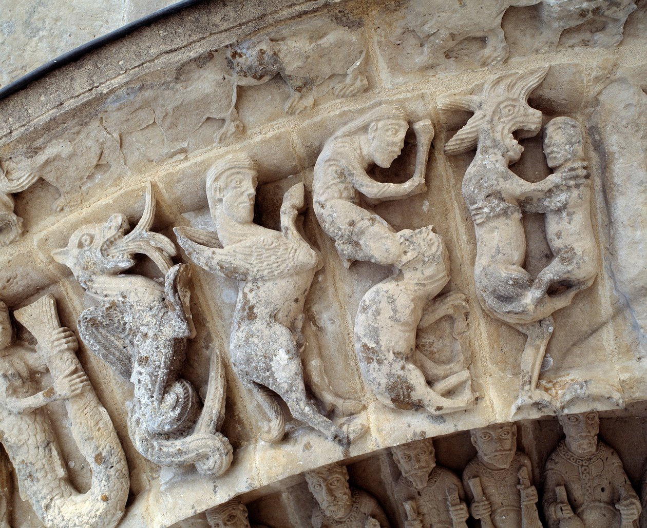 Detalj av skulpturer av sørportalen av Romanesque