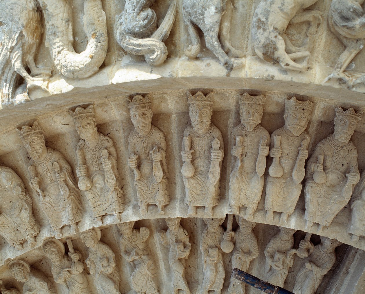 Detalj av skulpturer av sørportalen av Romanesque