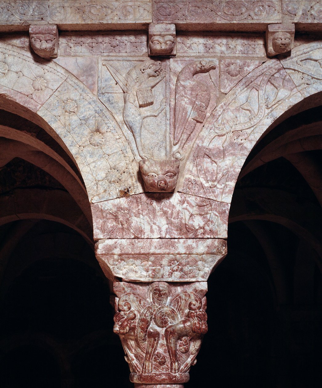 Detalj av symboler til evangelistene John og Marc, skåret på tribunen til Priory av Romanesque