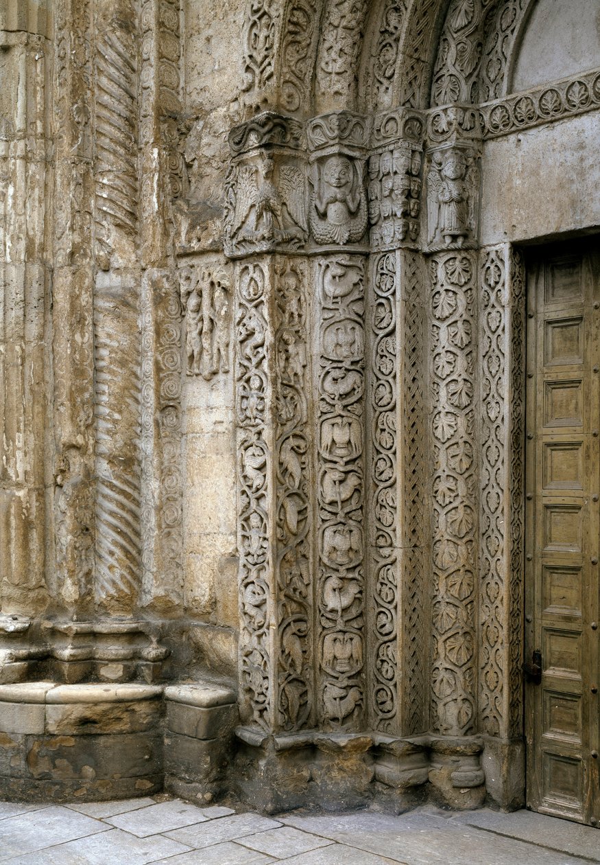 Detalj av fasaden på venstre side av portalen til basilikaen, tidlig på 1100-tallet (fotografi) av Romanesque