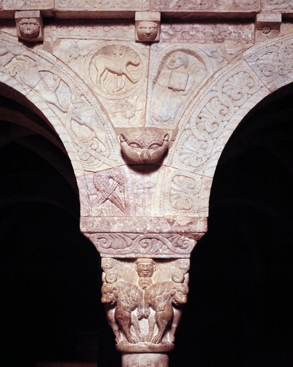 Detalj av Guds lam og symbol på evangelisten Luke, skåret på tribunen til Priory av Romanesque