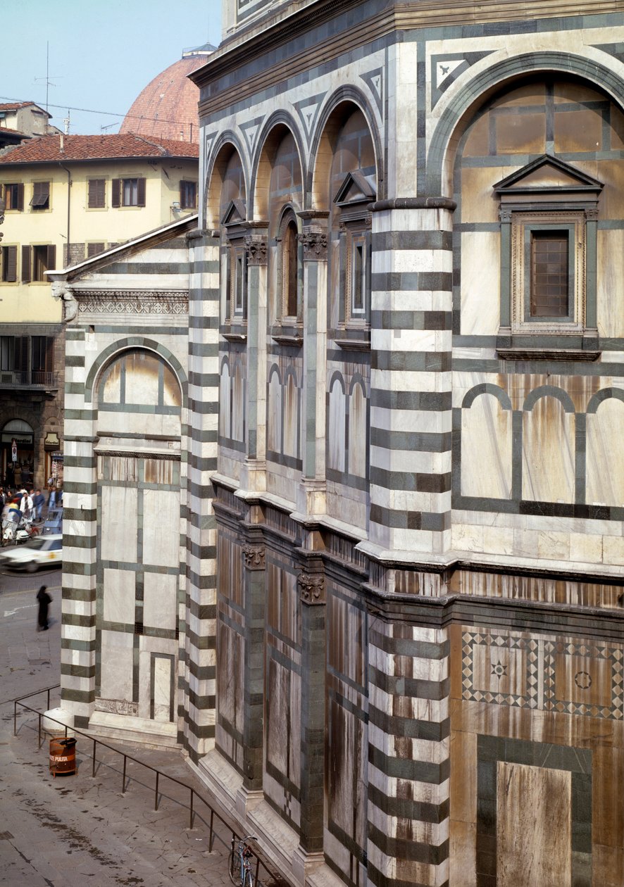 Utvendig utsikt over døperen St John the Baptist (Florence Baptistery) av Romanesque