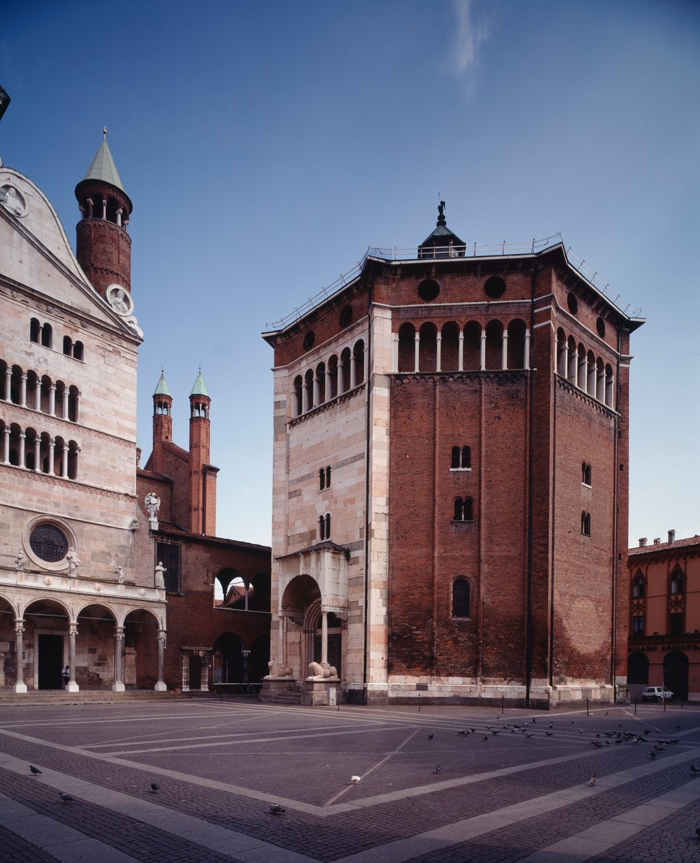 Utvendig visning av dåpskapellet av Romanesque