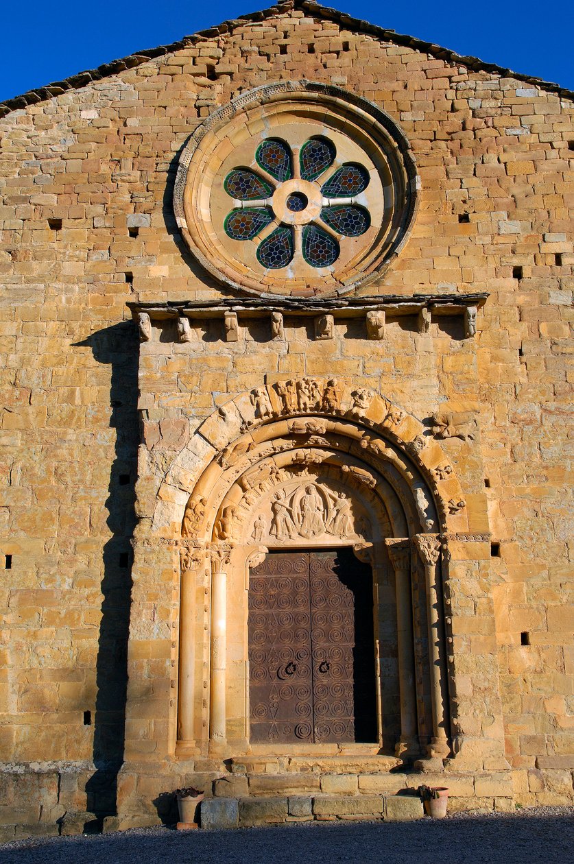 Fasade til kirken Saint Maria de Covet, Isona, Spania av Romanesque
