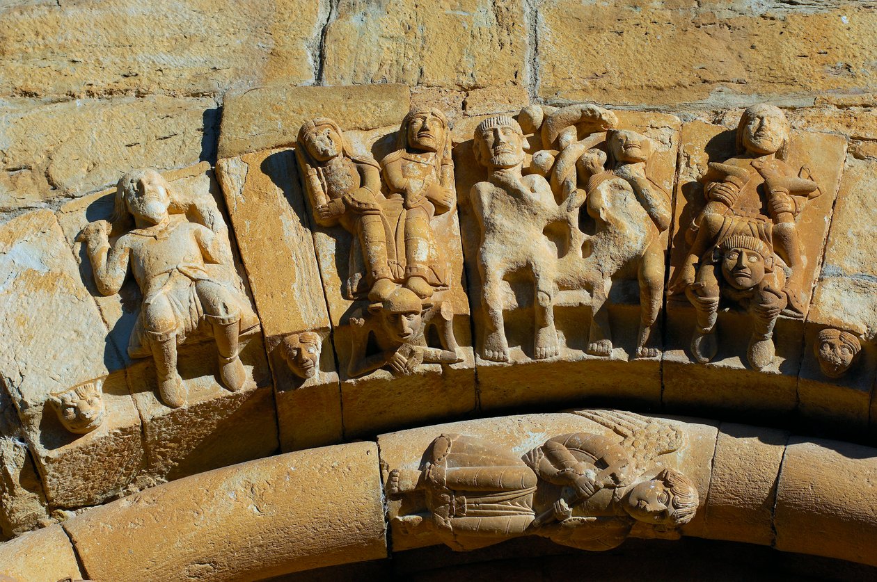 Fasade til kirken Saint Maria de Covet, Isona, Spania, detalj av Romanesque