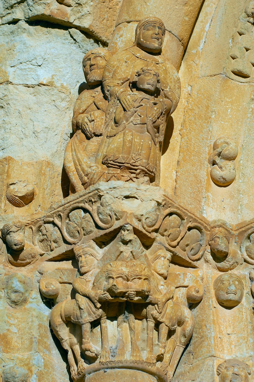 Fasade til kirken Saint Maria de Covet, Isona, Spania, detalj av en hovedstad av Romanesque