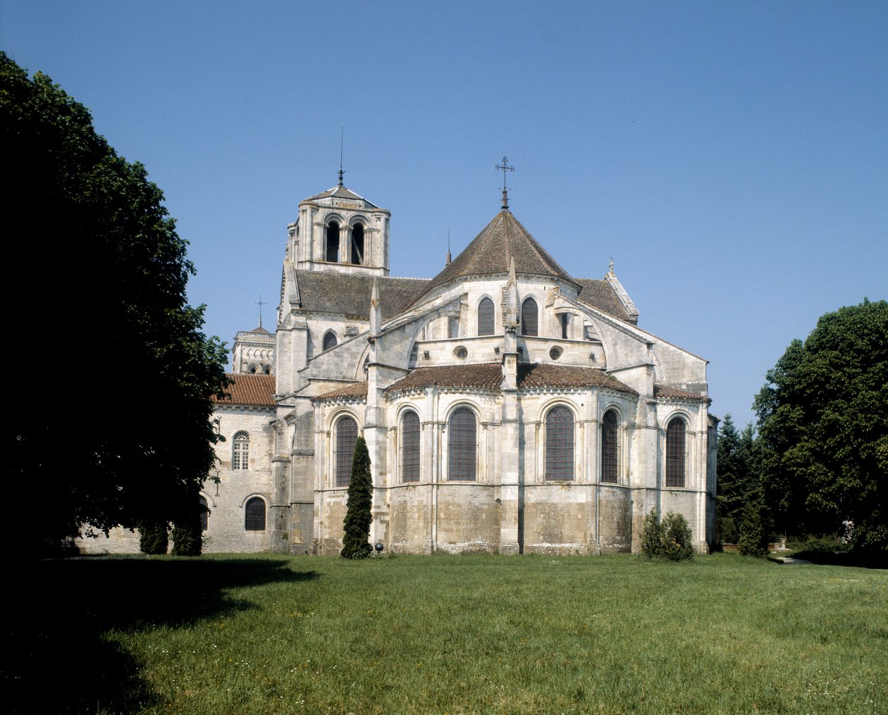 Generell utsikt over basilikaen av Romanesque