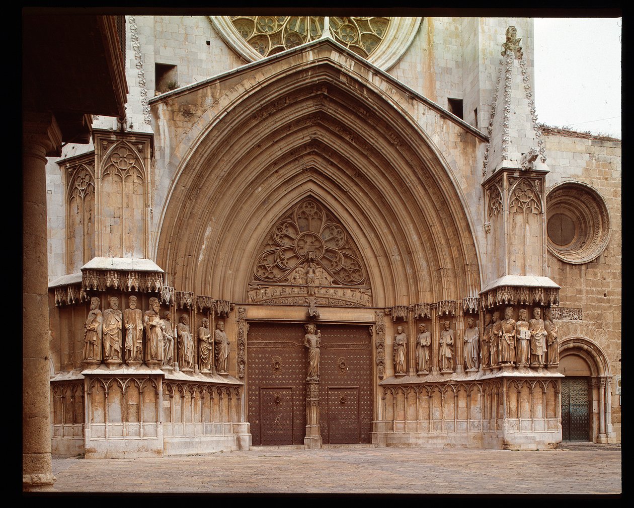 Gotisk kunst: detalj av den sentrale portalen til katedralen St. Thecle i Tarragona av Romanesque