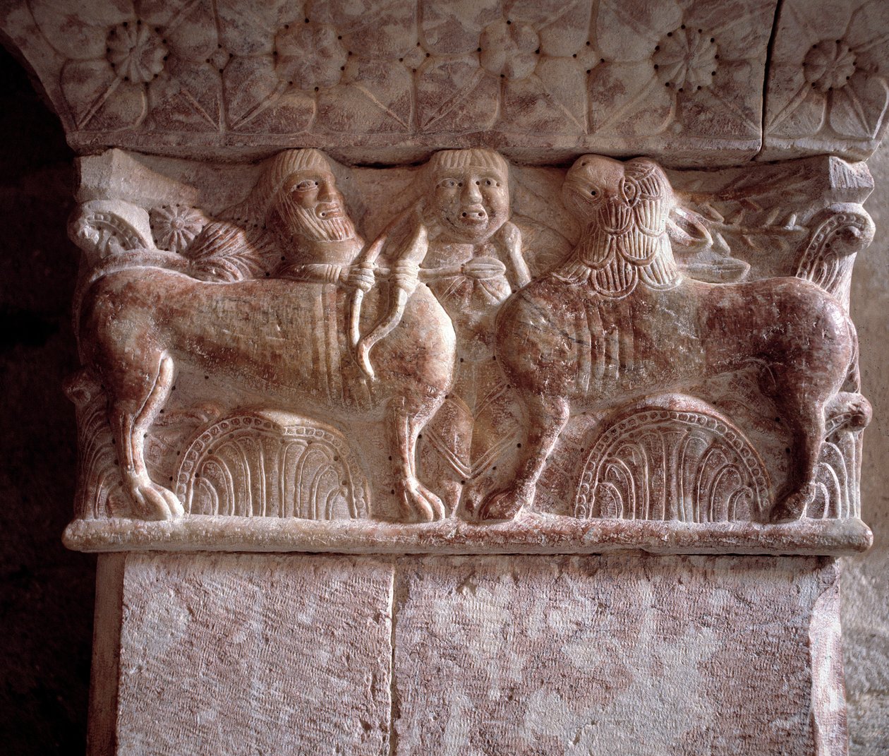 Jaktscene, utskåret hovedstad i tribunen til Priory av Romanesque