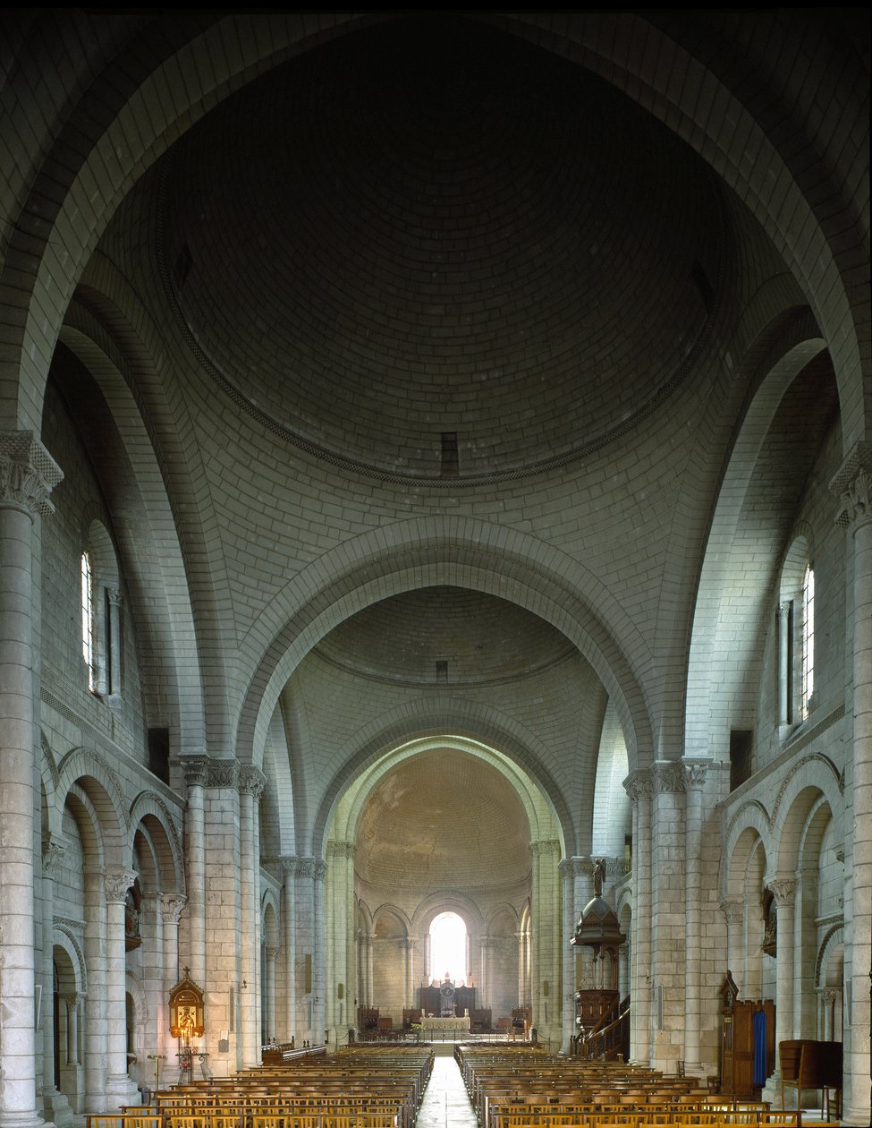 Innvendig utsikt over Cathedrale Saint Pierre (Saint Pierre) av Romanesque