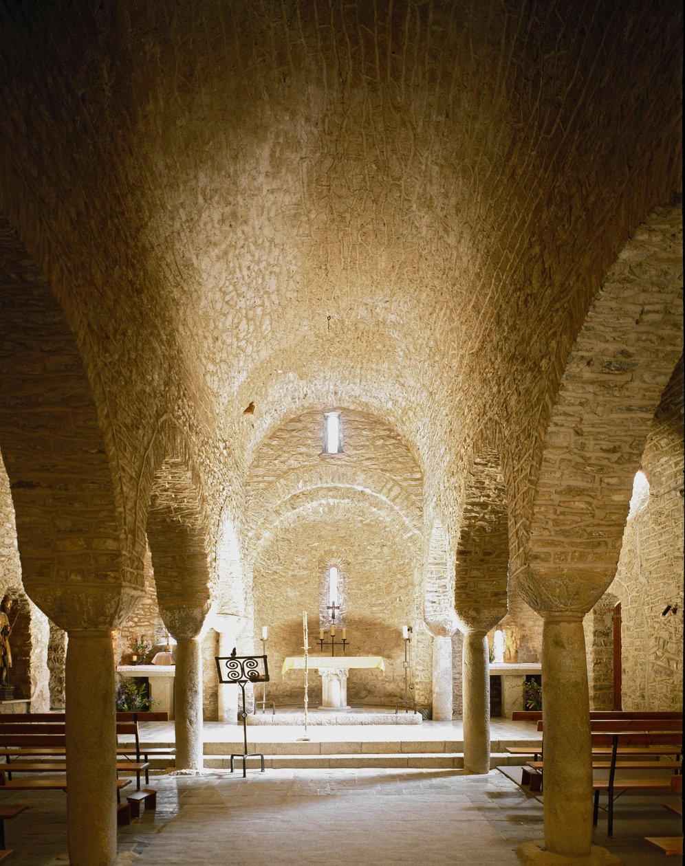 Innvendig utsikt over klosteret av Romanesque