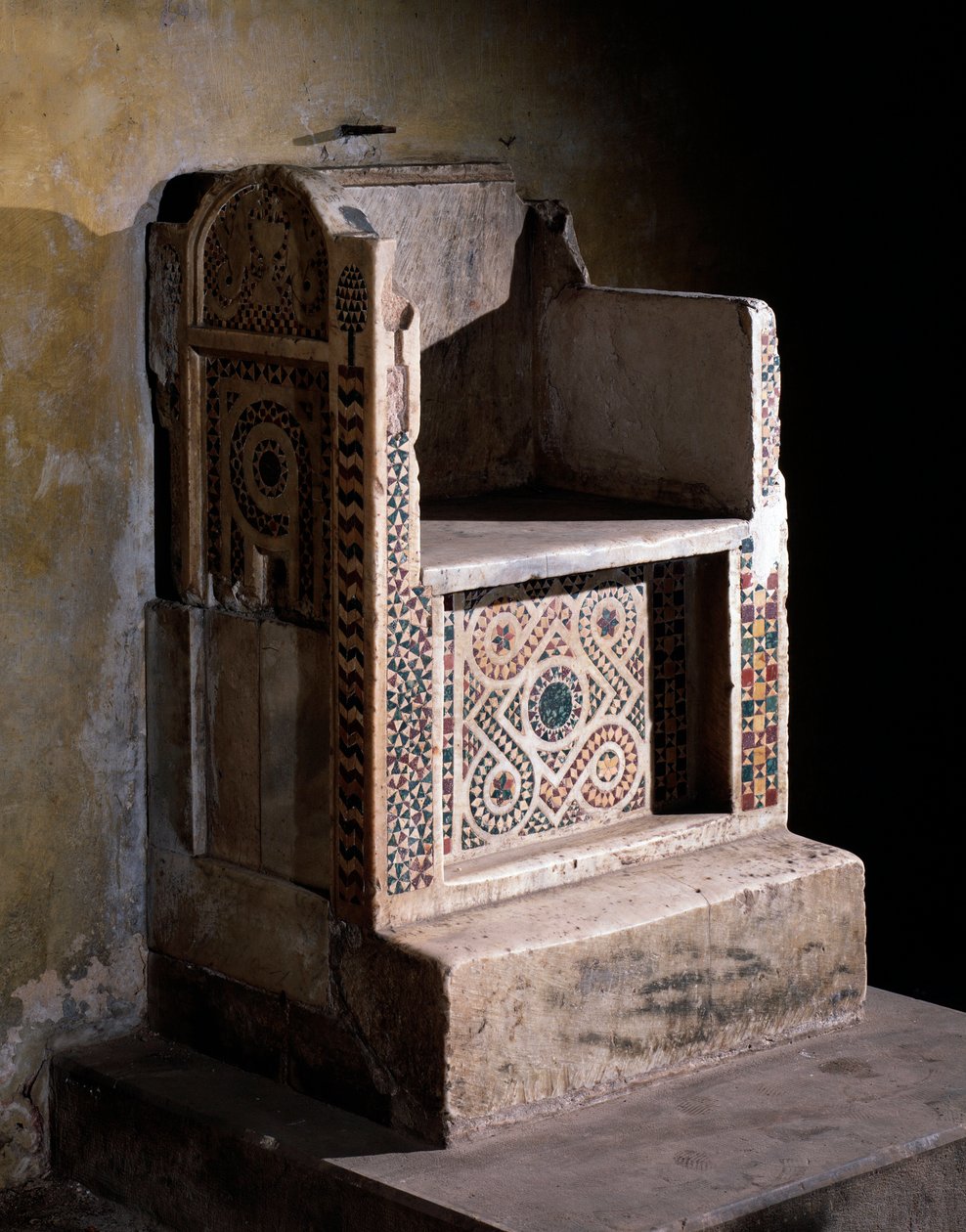 Marmor- og mosaikkstol av motpave Clement VII, kosmatesk stil av Romanesque